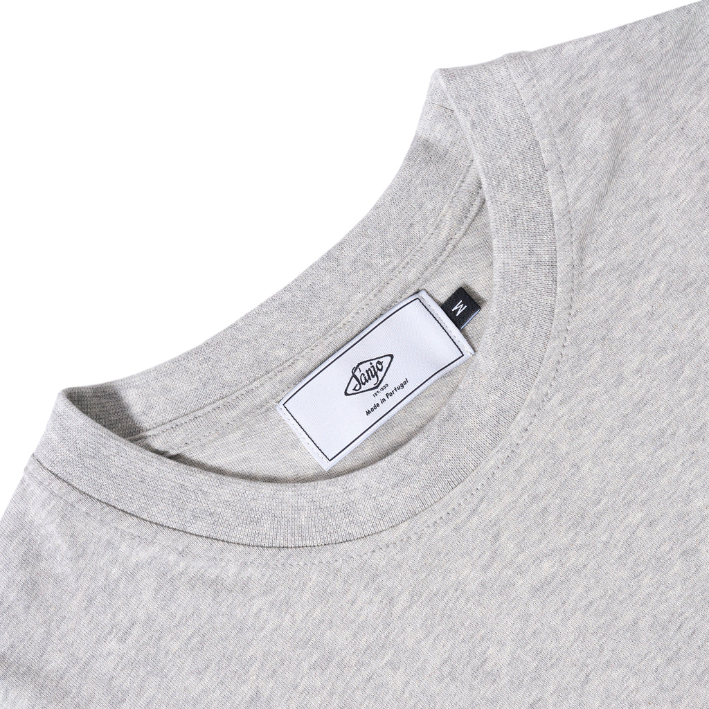 Camiseta con logo flocado de Sanjo // Gris
