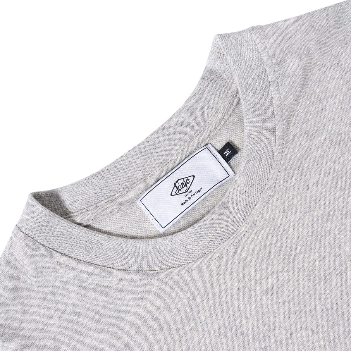 Camiseta con logo flocado de Sanjo // Gris