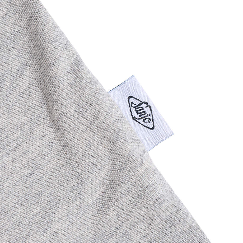 Camiseta con logo flocado de Sanjo // Gris